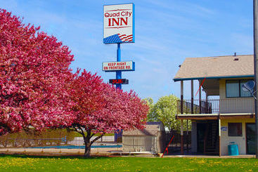 هتل Quad City Inn