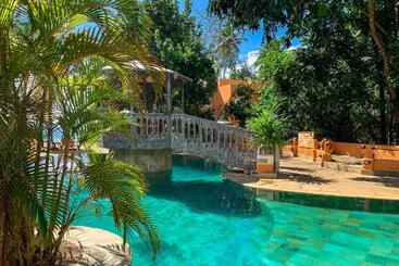 هتل Nomad Beach Resort