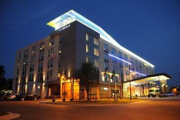 ホテル Aloft Buffalo Airport