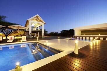 هتل Emanya At Etosha Game Lodge