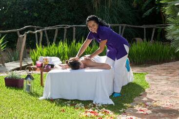 هتل Es Revellar Art Resort  Adults Only