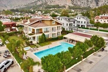 هتل Göcek Naz