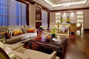 هتل Howard Johnson Parkview Plaza Erdos