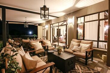 هتل Otjiwa Safari Lodge