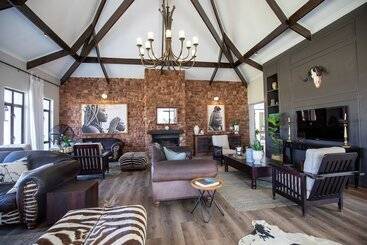 هتل Otjiwa Safari Lodge