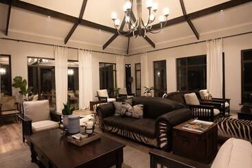 هتل Otjiwa Safari Lodge