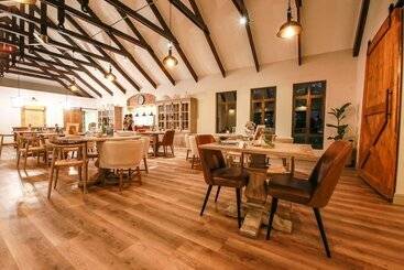 هتل Otjiwa Safari Lodge