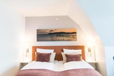 Sixtus Sinatur Hotel & Konference