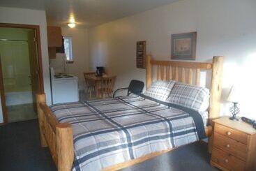 모텔 Clark Fork Lodge