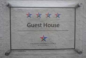پانسیون Claires Of Sandton Luxury Guest House