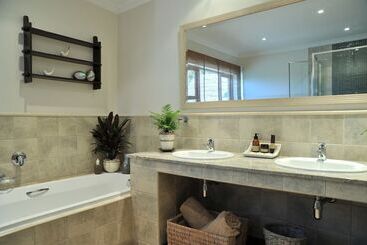 پانسیون Claires Of Sandton Luxury Guest House