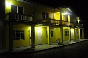 پانسیون Piarco Village Suites