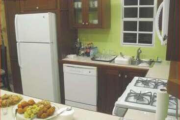پانسیون Piarco Village Suites