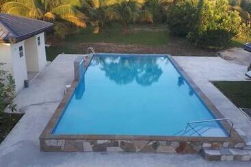 پانسیون Piarco Village Suites
