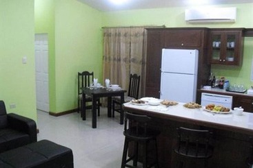 پانسیون Piarco Village Suites