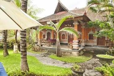 استراحتگاه Apa Kabar Villas