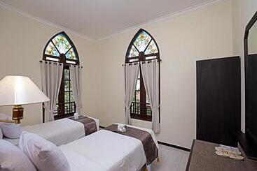 استراحتگاه Royal Hotel And Villa Batu