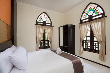 استراحتگاه Royal Hotel And Villa Batu