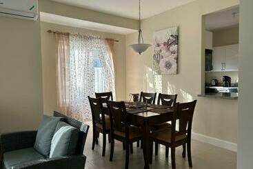 Seamist Villa @oceanpointe Lucea Comfy 2br W/pool Gym & Parking - Lucea