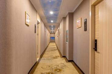Shell Hotel Shanghai Oriental Pearl Tower Century Avenue Metro Station