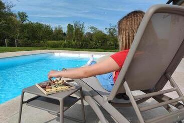 تختخواب و صبحانه Domaine Du Moulin De Jeanne
