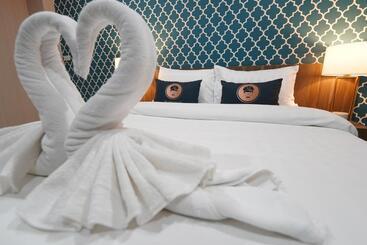 هتل Roomquest Rojana Industrial Estate Area