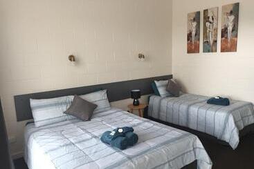 Central Point Motel