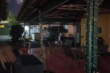 Central Point Motel