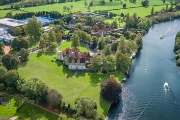 هتل Bisham Abbey National Sports Centre
