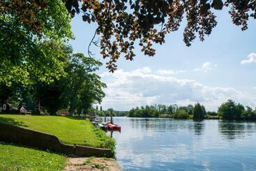 هتل Bisham Abbey National Sports Centre