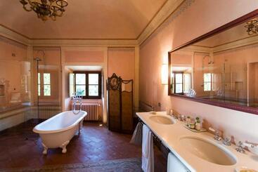 هتل Borgo Pignano Tuscany