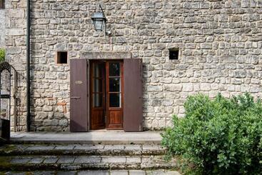 هتل Borgo Pignano Tuscany