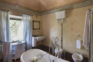 هتل Borgo Pignano Tuscany