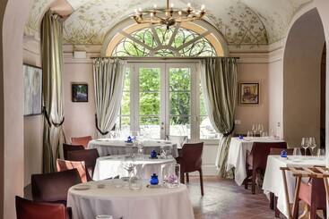 هتل Borgo Pignano Tuscany