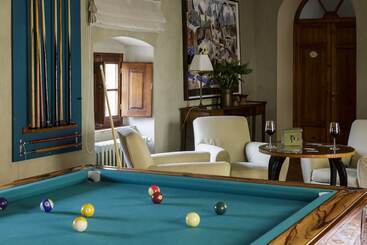 هتل Borgo Pignano Tuscany