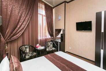 هتل Golden House