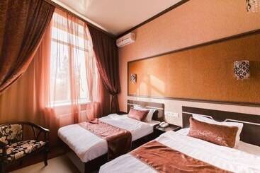 هتل Golden House