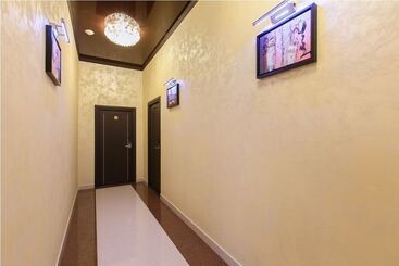 酒店 Golden House