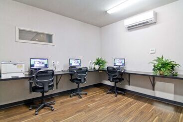 هتل Home Inn & Suites Regina Airport