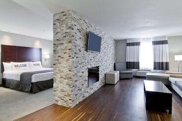 هتل Home Inn & Suites Regina Airport