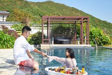 هتل The Westin Zhujiajian Resort, Zhoushan