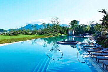 هتل The Westin Zhujiajian Resort, Zhoushan