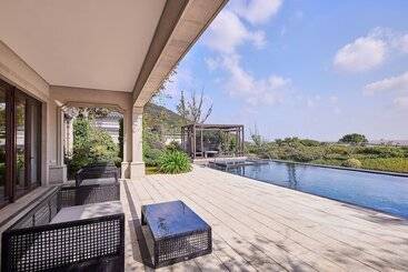 هتل The Westin Zhujiajian Resort, Zhoushan