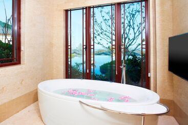 هتل The Westin Zhujiajian Resort, Zhoushan