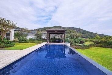 هتل The Westin Zhujiajian Resort, Zhoushan