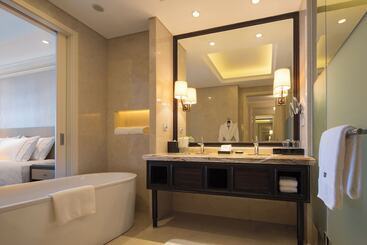هتل The Westin Zhujiajian Resort, Zhoushan