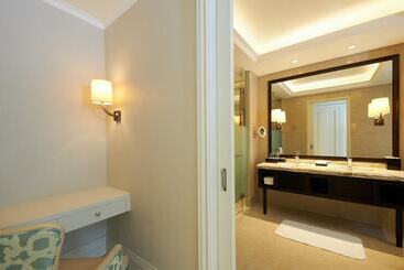 هتل The Westin Zhujiajian Resort, Zhoushan