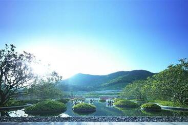 هتل The Westin Zhujiajian Resort, Zhoushan