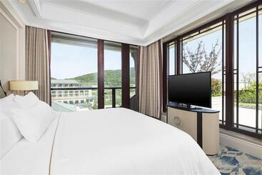 هتل The Westin Zhujiajian Resort, Zhoushan