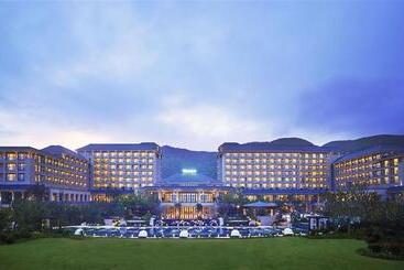 هتل The Westin Zhujiajian Resort, Zhoushan